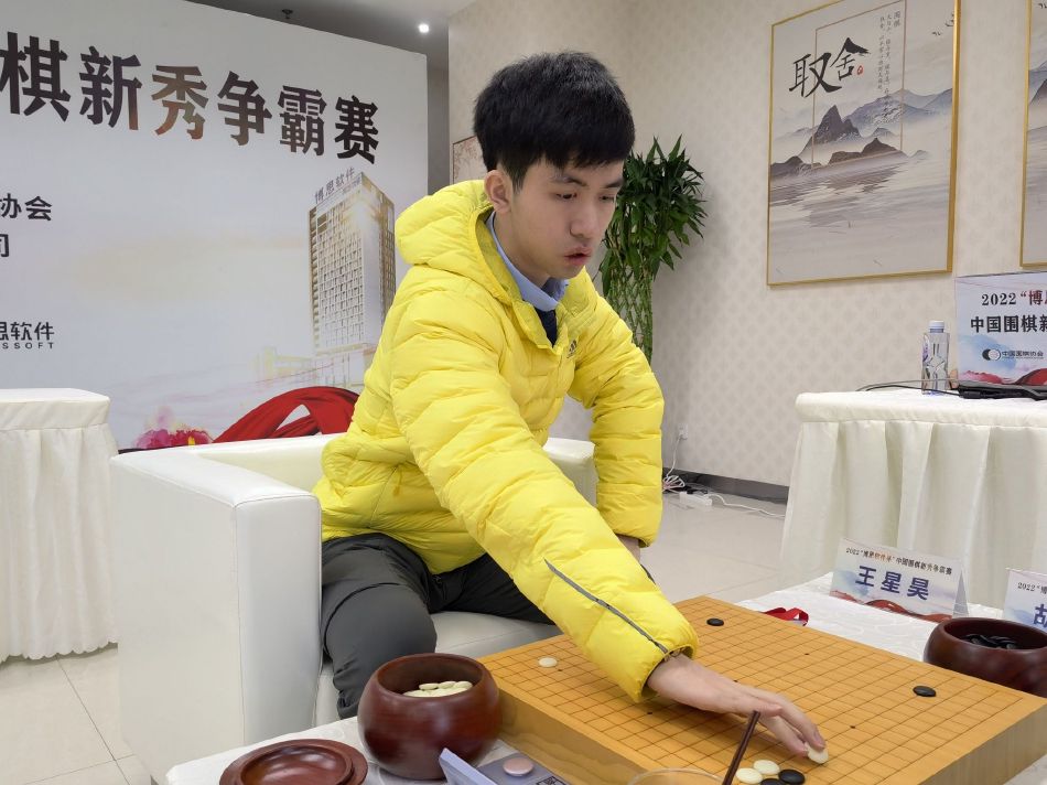 最终，剧组通过本场拍卖发布会喜提60余万成交额，这也意味着广大网友有福了：接下来，导演韩寒将通过社交平台将60万置换为等价礼物抽奖，回馈观众